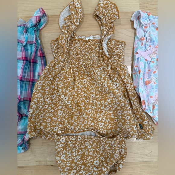 Set of 4 Baby Rompers and Dresses - Picture 3 of 9
